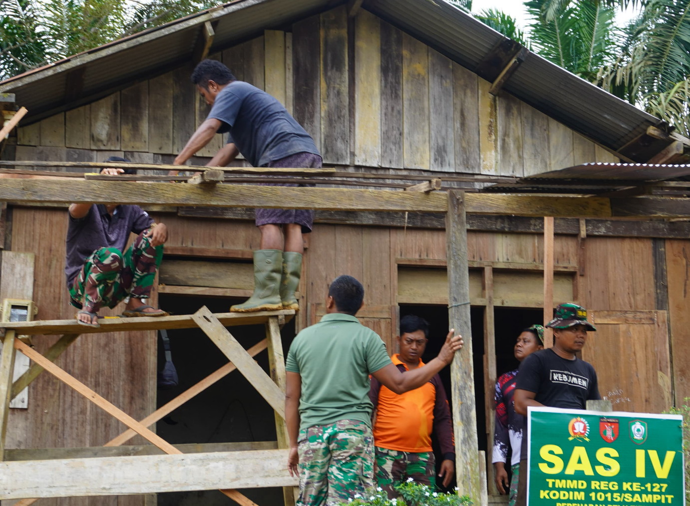 Mulai Dikerjakan, Satgas TMMD Reguler ke-127 Kodim 1015/Sampit Bongkar Atap Rumah Milik Bapak Sumardi