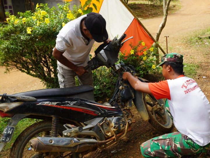 Satagas TMMD Reguler ke-127 Bantu Warga Memperbaiki Sepada Motor Warga