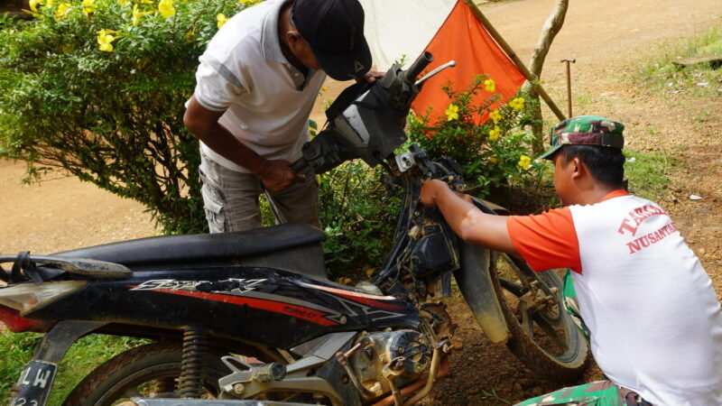 Satagas TMMD Reguler ke-127 Bantu Warga Memperbaiki Sepada Motor Warga