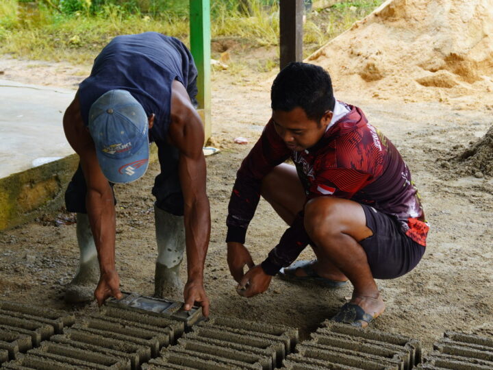 Anggota Satgas TMMD Reg Ke-127 Kodim 1015/Sampit Belajar Membuat Batako Secara Manual