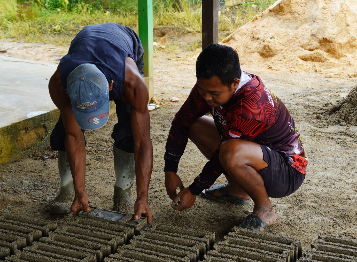 Anggota Satgas TMMD Reg Ke-127 Kodim 1015/Sampit Belajar Membuat Batako Secara Manual