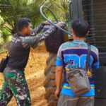 Satgas TMMD Reguler ke-127 Bantu Operator Isi BBM Alat Berat