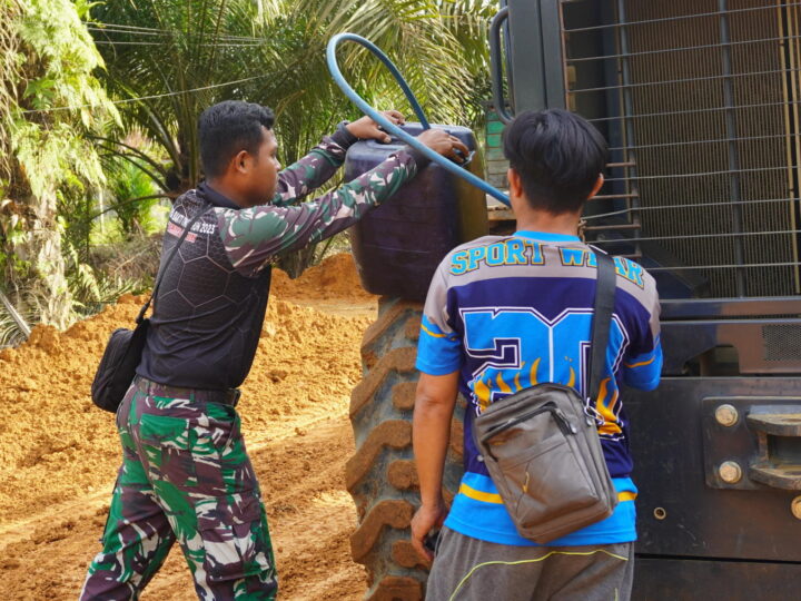 Satgas TMMD Reguler ke-127 Bantu Operator Isi BBM Alat Berat