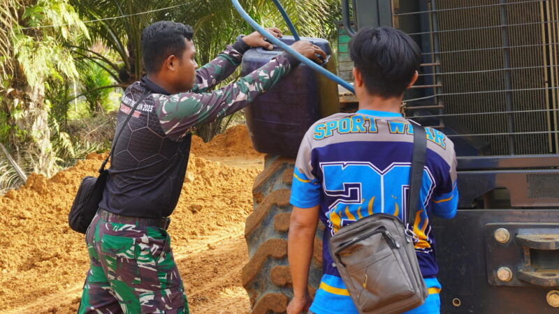 Satgas TMMD Reguler ke-127 Bantu Operator Isi BBM Alat Berat