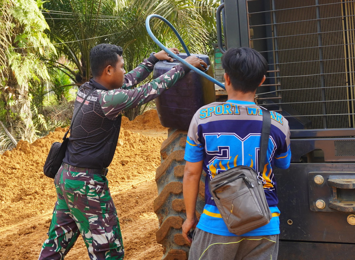 Satgas TMMD Reguler ke-127 Bantu Operator Isi BBM Alat Berat