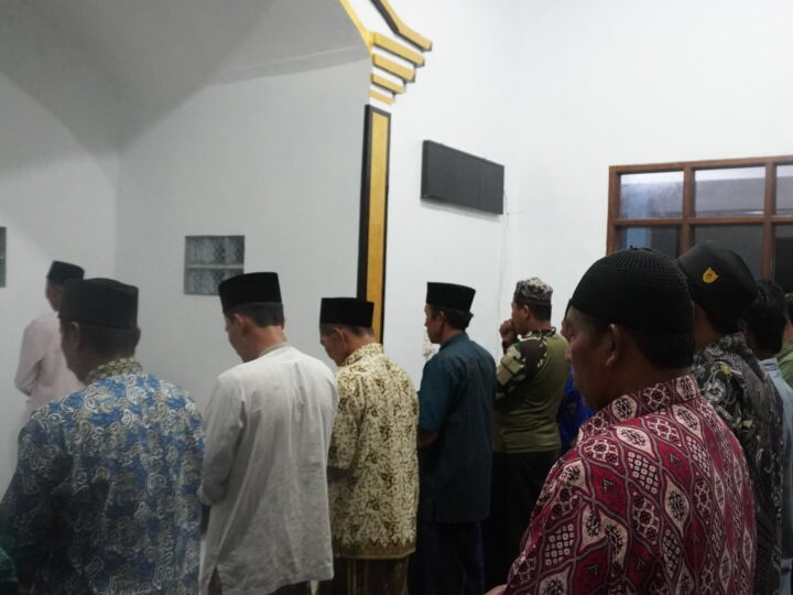 Perkuat Keimanan, Satgas TMMD Reguler ke-127 Kodim 1015/Sampit Sholat Tarawih Bersama Warga
