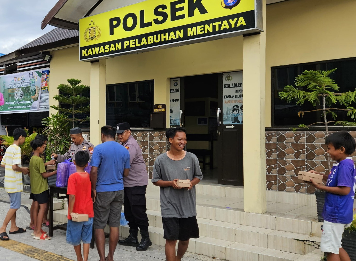 Menyemarakkan Bulan Suci Ramadhan 1447H/ 2026M Polsek KPM Polres Kotim Berbagi Takzil