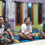 Kebersamaan Satgas TMMD Reguler ke-127 Nonton TV Bareng Warga