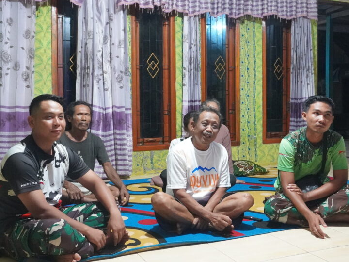 Kebersamaan Satgas TMMD Reguler ke-127 Nonton TV Bareng Warga