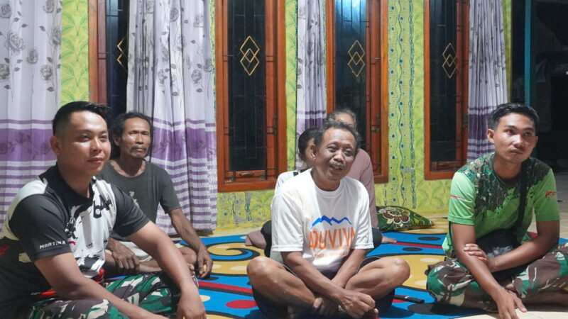 Kebersamaan Satgas TMMD Reguler ke-127 Nonton TV Bareng Warga