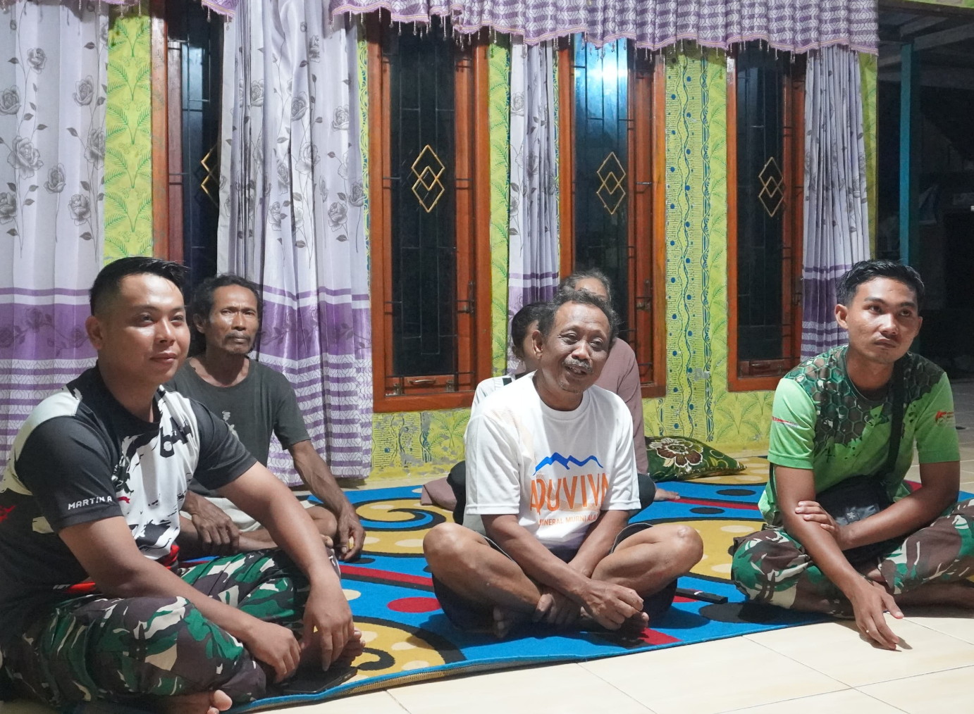 Kebersamaan Satgas TMMD Reguler ke-127 Nonton TV Bareng Warga