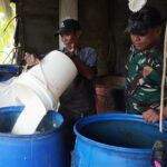 Anggota Satgas TMMD Reguler ke-127, Laksanakan Komsos Bersama Pembuat Tahu