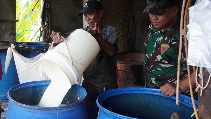 Anggota Satgas TMMD Reguler ke-127, Laksanakan Komsos Bersama Pembuat Tahu