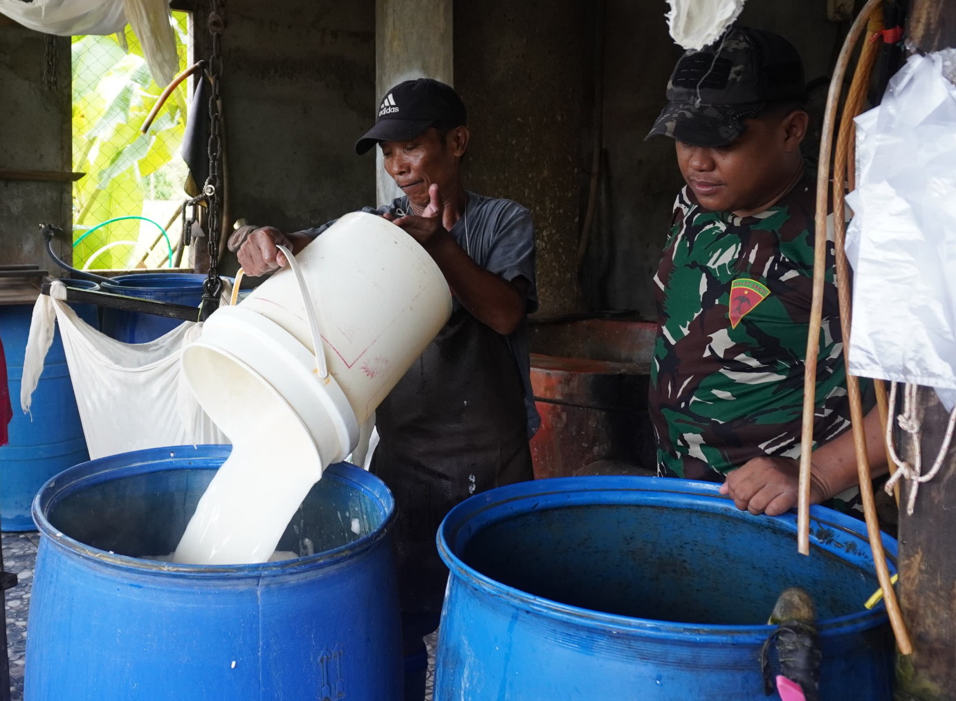 Anggota Satgas TMMD Reguler ke-127, Laksanakan Komsos Bersama Pembuat Tahu