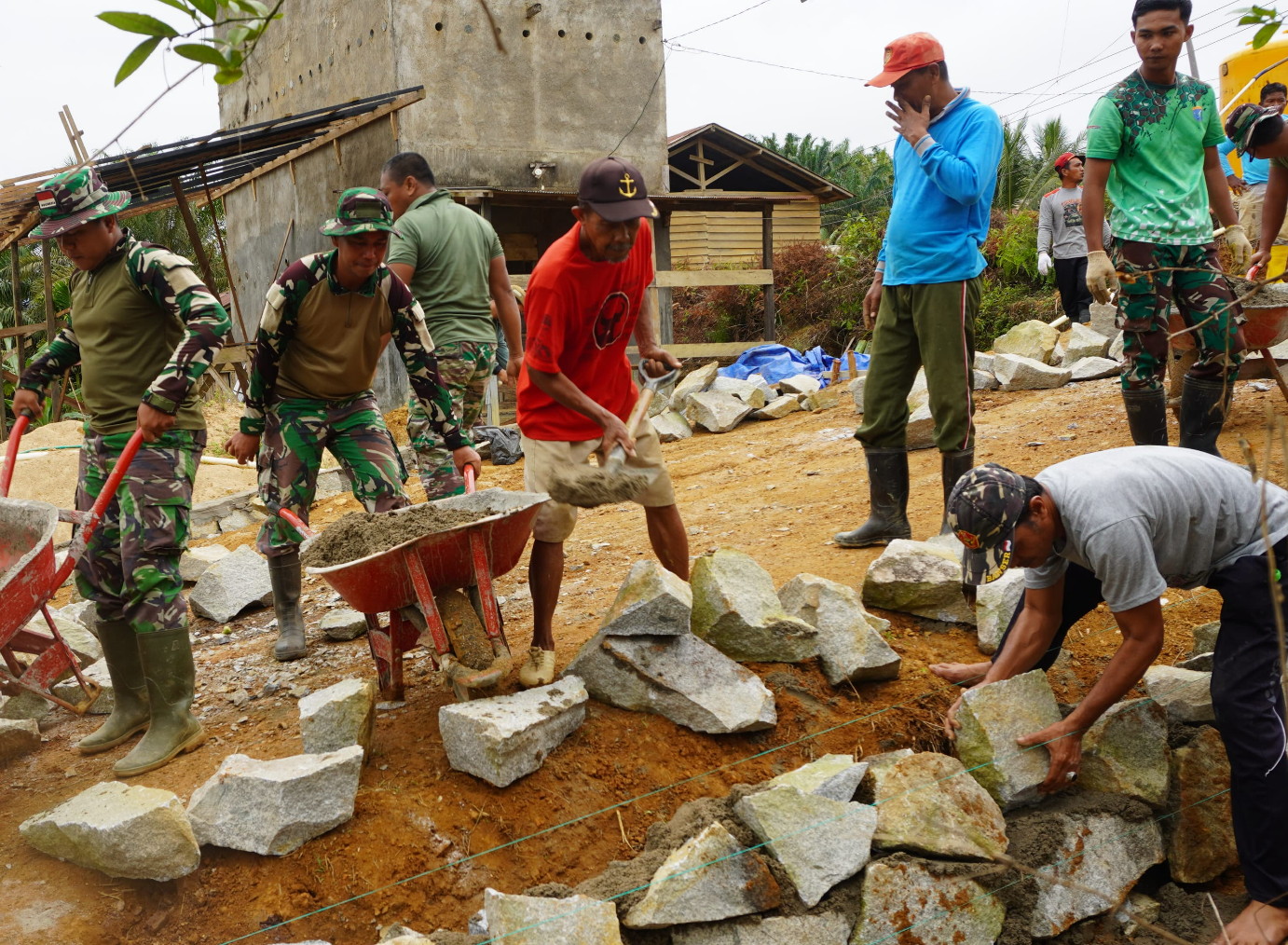 Puasa Bukan Penghalang, Satgas TMMD Ke 127 Kodim 1015/Sampit Tetap Semangat