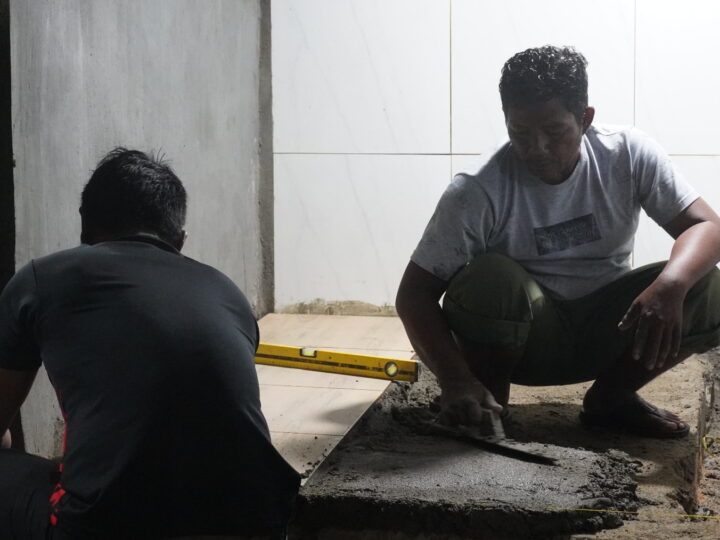 Tak Kenal Lelah, Pengerjaan MCK dan Tempat Wudhu Terus Dikebut Satgas TMMD Ke 127