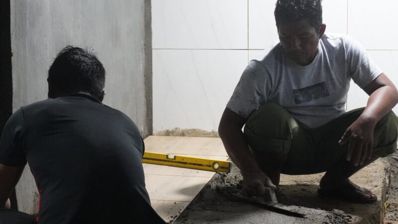 Tak Kenal Lelah, Pengerjaan MCK dan Tempat Wudhu Terus Dikebut Satgas TMMD Ke 127