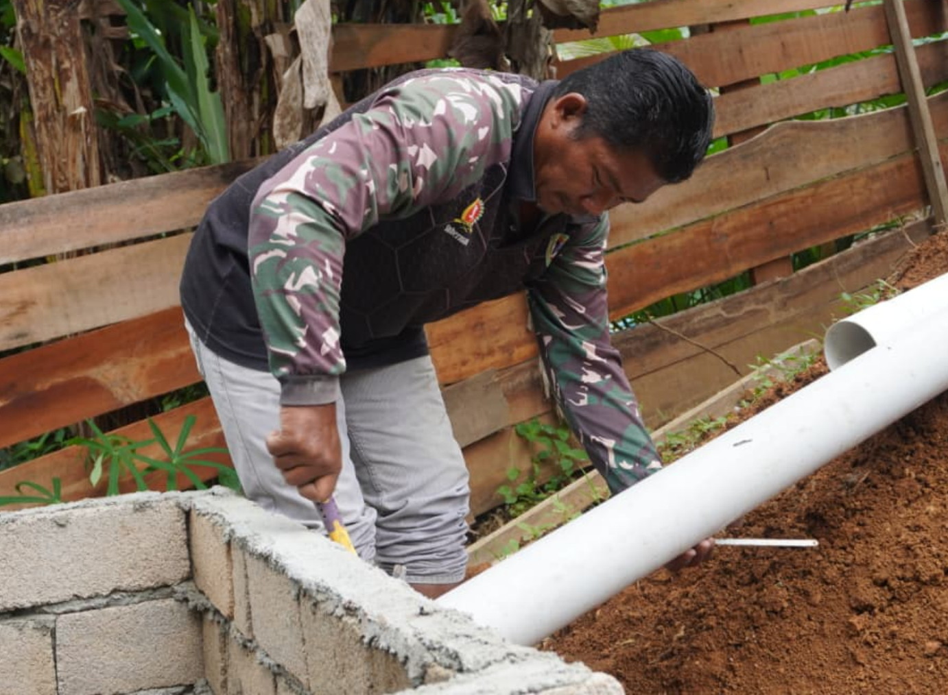 Satgas TMMD Reguler ke-127 Kodim 1015/Sampit Pasang Saluran Septic Tank