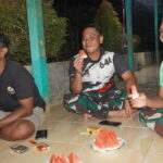 Tingkatkan Keakraban, Satgas TMMD Reguler ke-127 Kodim 1015/Sampit Komsos Dengan Warga di Malam Hari