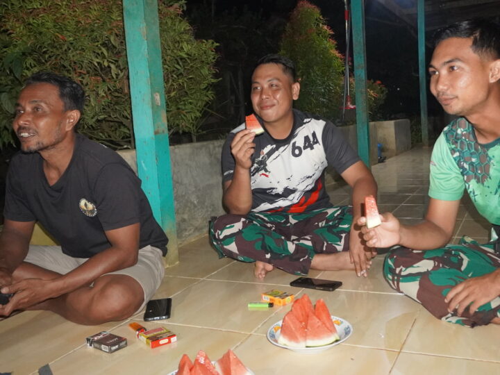 Tingkatkan Keakraban, Satgas TMMD Reguler ke-127 Kodim 1015/Sampit Komsos Dengan Warga di Malam Hari