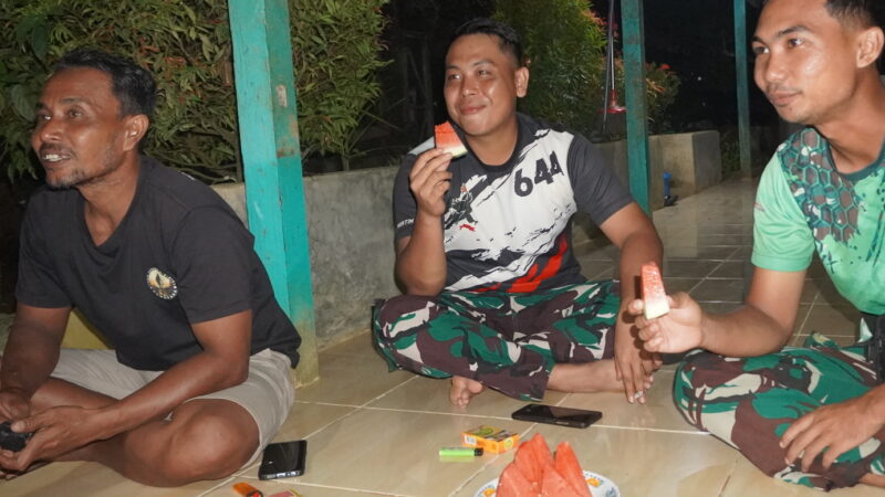 Tingkatkan Keakraban, Satgas TMMD Reguler ke-127 Kodim 1015/Sampit Komsos Dengan Warga di Malam Hari