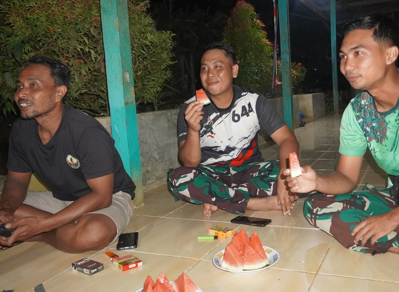 Tingkatkan Keakraban, Satgas TMMD Reguler ke-127 Kodim 1015/Sampit Komsos Dengan Warga di Malam Hari