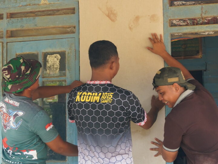 Satgas TMMD Reguler ke-127 Kodim 1015/Sampit Pasang Dinding Dilokasi RTLH