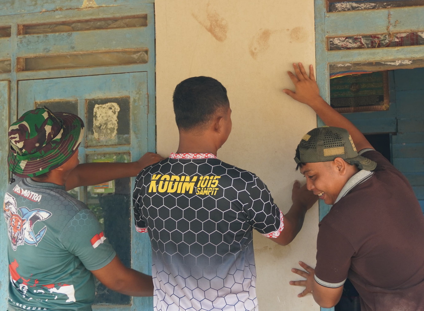 Satgas TMMD Reguler ke-127 Kodim 1015/Sampit Pasang Dinding Dilokasi RTLH