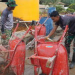 Setelah Selesai Bekerja, Anggota satgas TMMD Reguler ke-127 Tetap Membersihkan Alat.