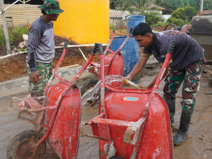 Setelah Selesai Bekerja, Anggota satgas TMMD Reguler ke-127 Tetap Membersihkan Alat.