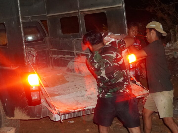 Gelapnya Malam Tak Menyurutkan Semangat Satgas TMMD Reguler ke-127 Kodim 1015/Sampit