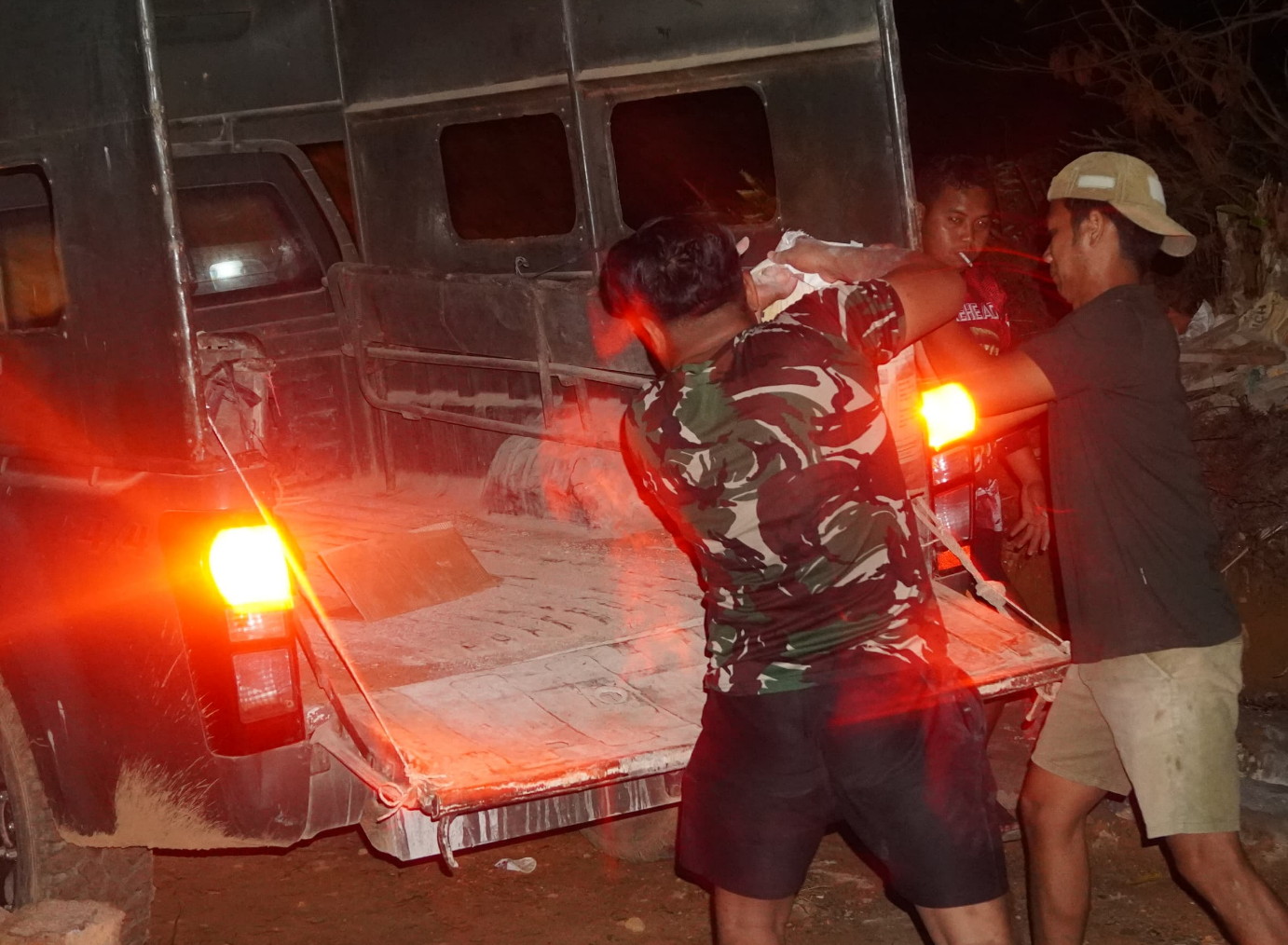 Gelapnya Malam Tak Menyurutkan Semangat Satgas TMMD Reguler ke-127 Kodim 1015/Sampit