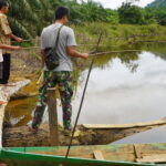 Lepas Lelah, Satgas TMMD Reguler ke-127 Mancing Bareng dengan Keluarga Angkat di Danau