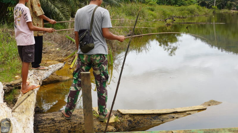 Lepas Lelah, Satgas TMMD Reguler ke-127 Mancing Bareng dengan Keluarga Angkat di Danau