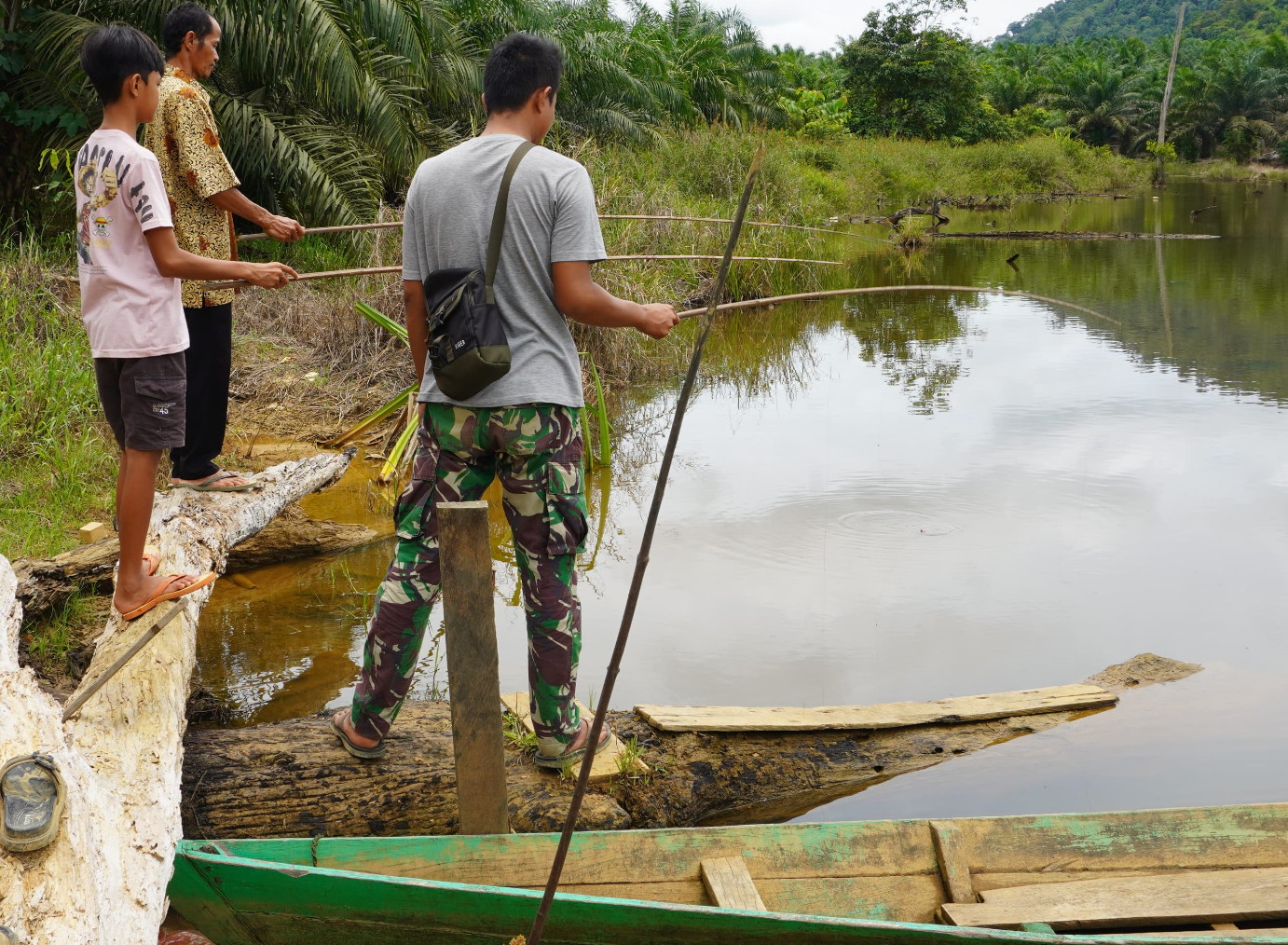 Lepas Lelah, Satgas TMMD Reguler ke-127 Mancing Bareng dengan Keluarga Angkat di Danau