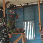 Anggota Satgas TMMD Kodim 1015/Sampit, Tahap Pemasangan Plafon Rumah Bapak Yayan