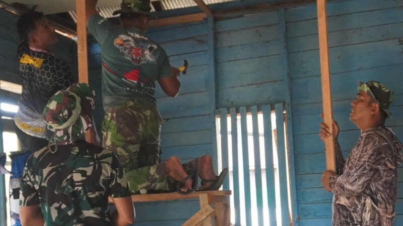 Anggota Satgas TMMD Kodim 1015/Sampit, Tahap Pemasangan Plafon Rumah Bapak Yayan