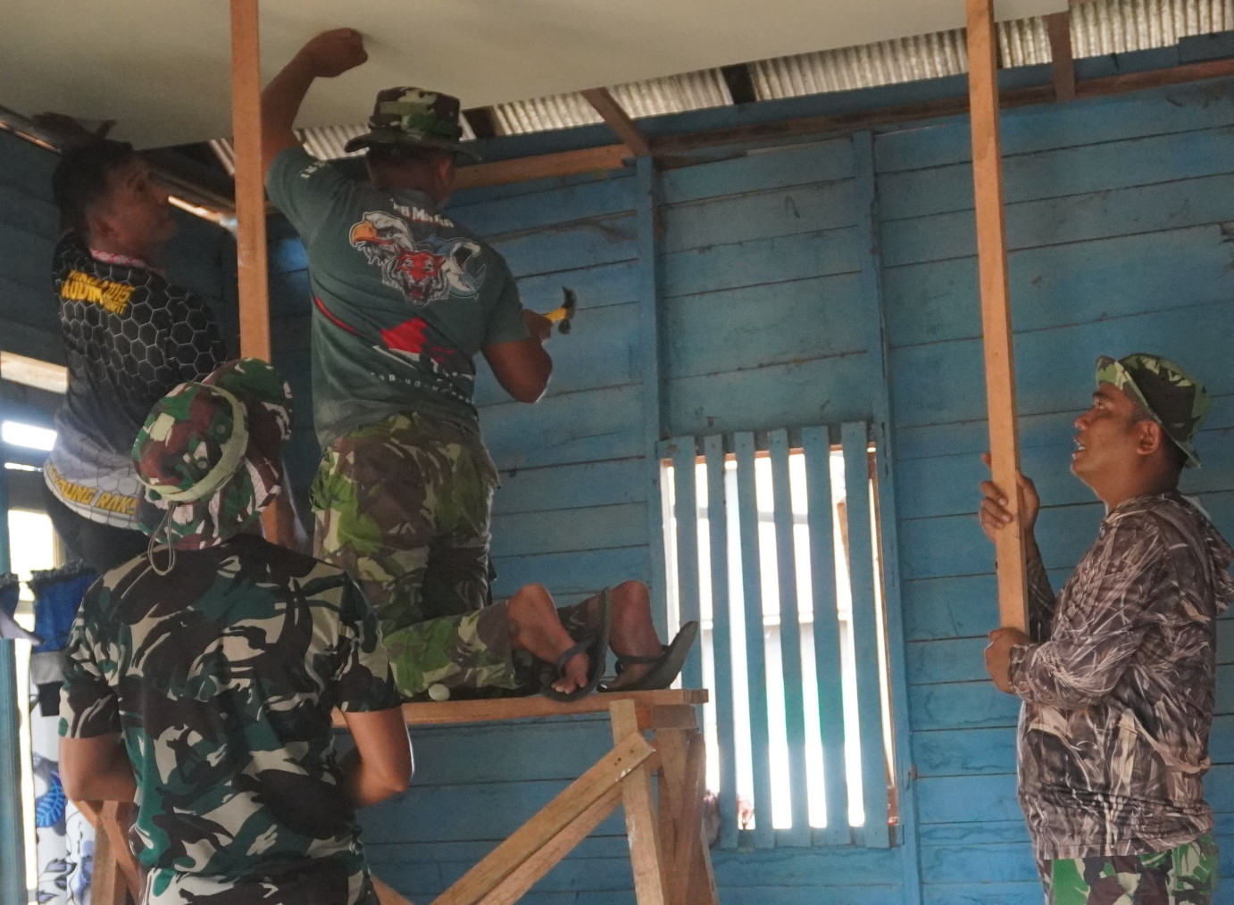 Anggota Satgas TMMD Kodim 1015/Sampit, Tahap Pemasangan Plafon Rumah Bapak Yayan