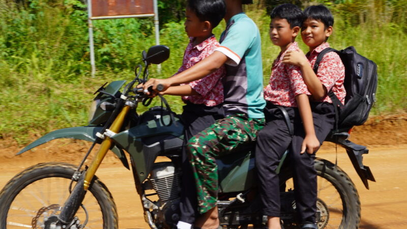 Wujud Kepedulian Kepada Generasi Penerus Bangsa, Satgas TMMD 127 Antar Jemput Anak Sekolah.