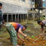 Satgas TMMD Reguler ke-127 Kodim 1015/Sampit Gali Tanah Untuk Pembuatan Septic Tank MCK Sekolahan