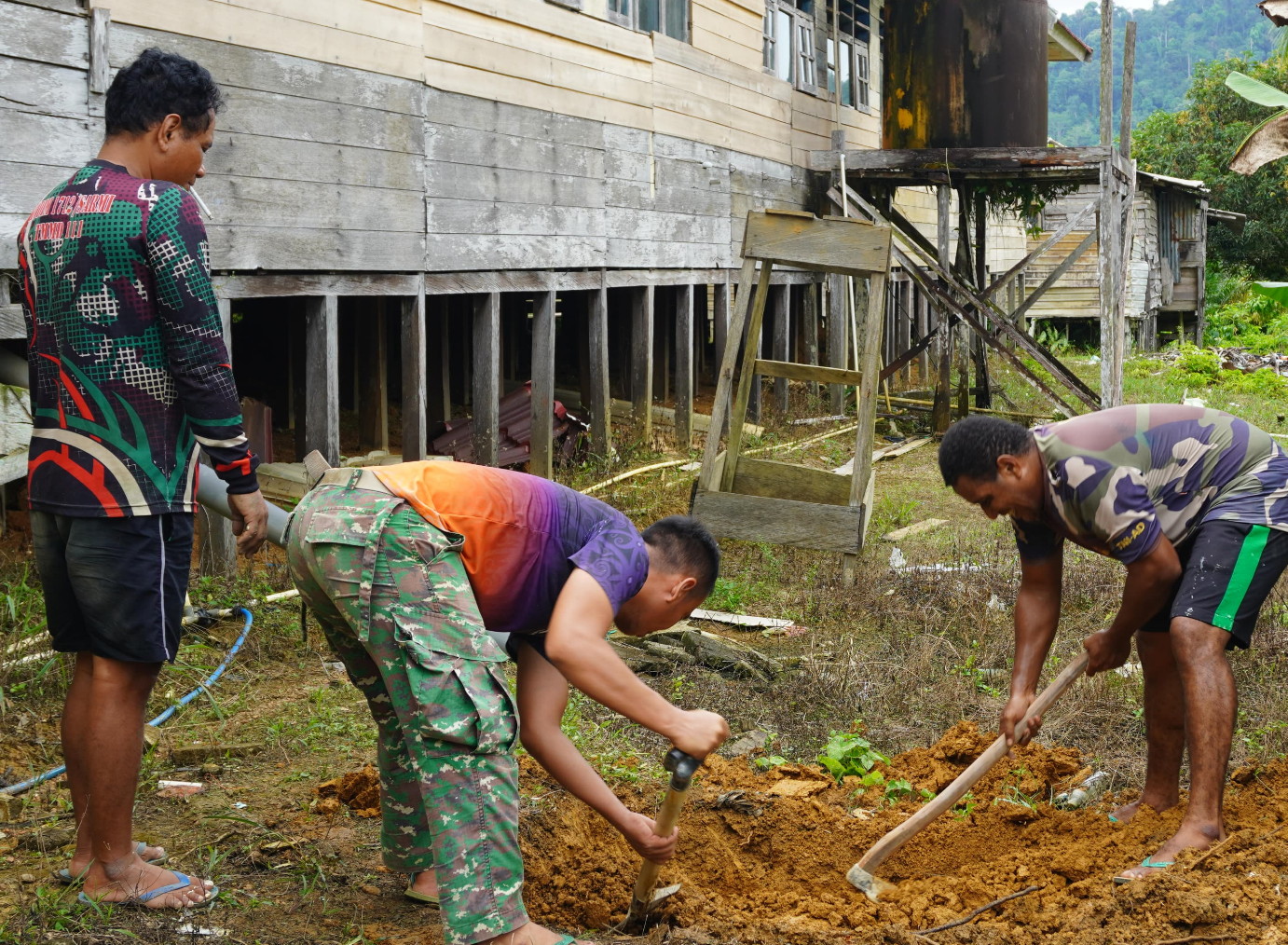 Satgas TMMD Reguler ke-127 Kodim 1015/Sampit Gali Tanah Untuk Pembuatan Septic Tank MCK Sekolahan