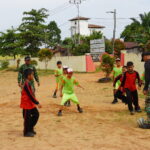 Anggota Satgas TMMD Reg Ke-127 Kodim 1015/Sampit Bermain Bola Bersama Anak-anak