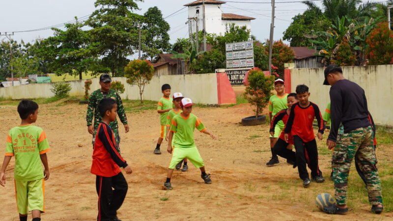 Anggota Satgas TMMD Reg Ke-127 Kodim 1015/Sampit Bermain Bola Bersama Anak-anak