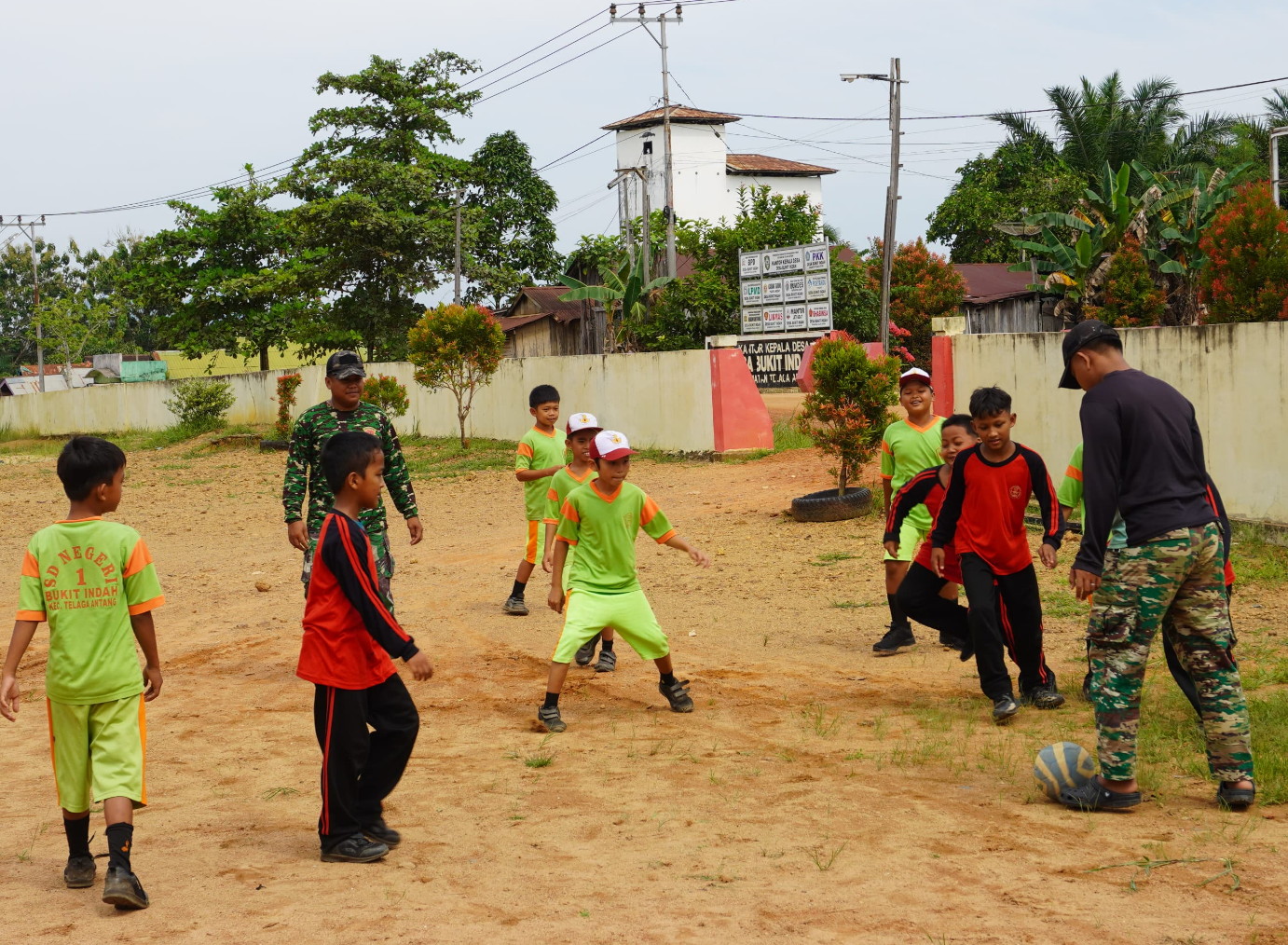 Anggota Satgas TMMD Reg Ke-127 Kodim 1015/Sampit Bermain Bola Bersama Anak-anak