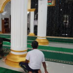 Jelang Sholat Jum’at Satgas TMMD Reguler ke-127 Kodim 1015/Sampit Bersihkan Masjid