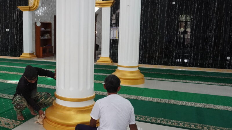 Jelang Sholat Jum’at Satgas TMMD Reguler ke-127 Kodim 1015/Sampit Bersihkan Masjid