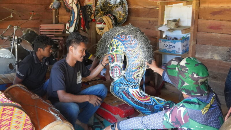 Satgas TMMD Reg Ke-127 Kodim 1015/Spt Komsos dengan Pemilik Seni Jaranan