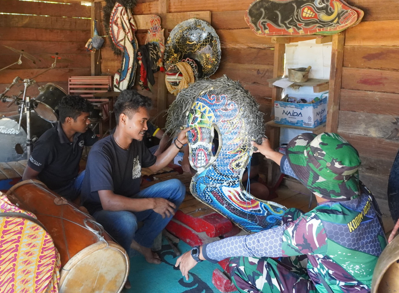 Satgas TMMD Reg Ke-127 Kodim 1015/Spt Komsos dengan Pemilik Seni Jaranan