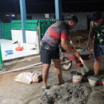 Lembur Hingga Malam, Satgas TMMD 127 Kodim 1015/Sampit dan Warga.