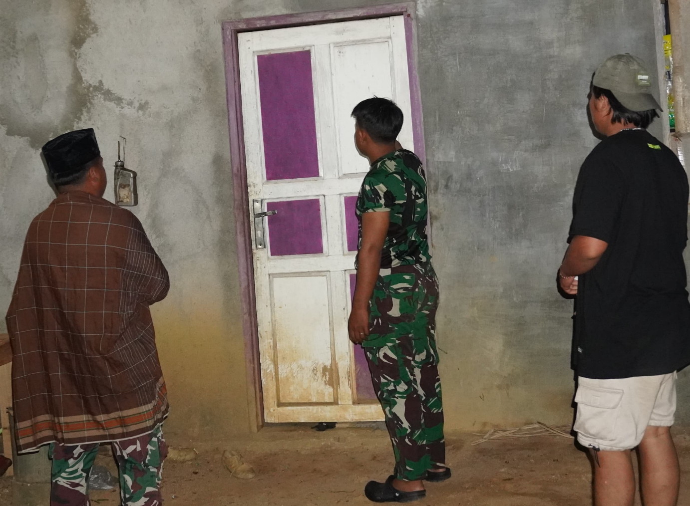 Satgas TMMD Reguler ke-127 Kodim 1015/Sampit Patroli Bangunkan Warga Sahur